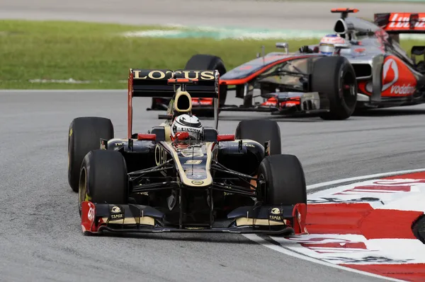 Tay đua người Phần Lan trong chiếc Lotus E20 tại buổi phân hạng ở Malaysia năm 2012.