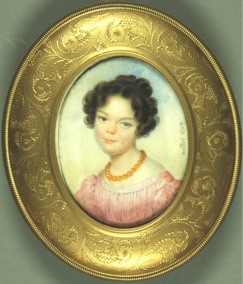 Frédéric Millet (Charlieu 1786 - 1859 Paris) | Kleines Mädchen in rosa Kleid mit gelber Halskette | Displayed motifs: Human face, Halo, Woman, Fashion accessory, Platter, Clothing, Person, 