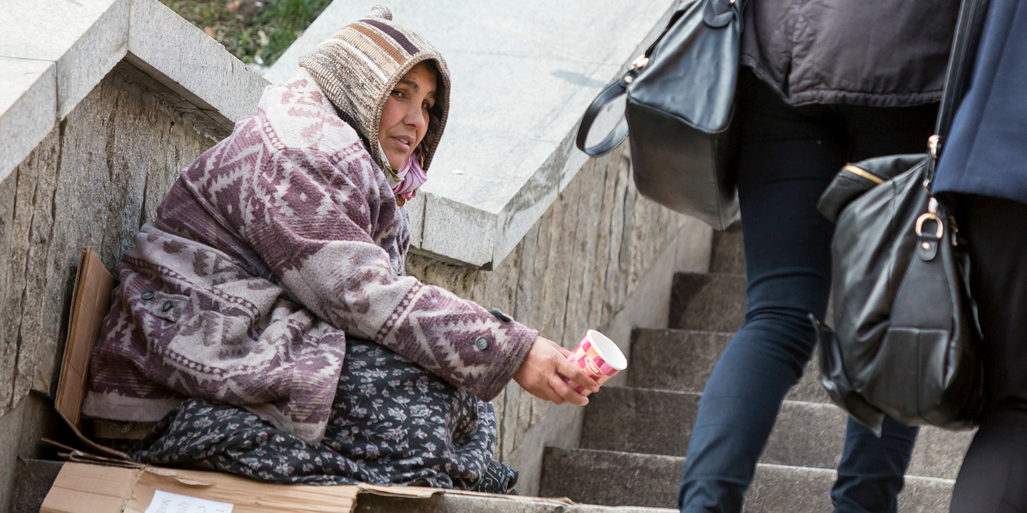 Gypsy woman she homeless. Бездомные девочки России.