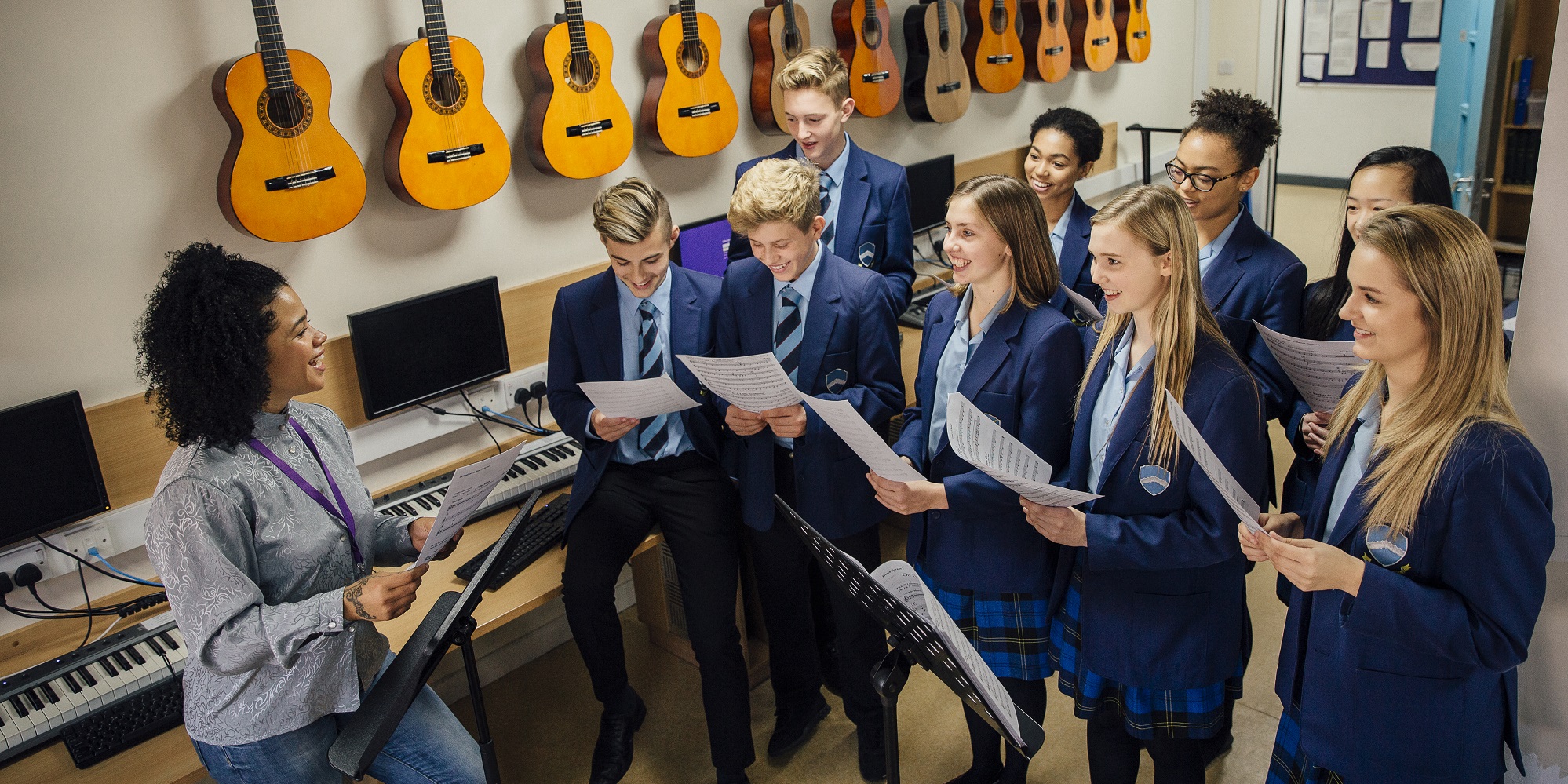 Music lessons at school. Пение на английском в школе. Подростки на уроке музыки. Музыкальное занятие в университете. Урок музыки в Германии.