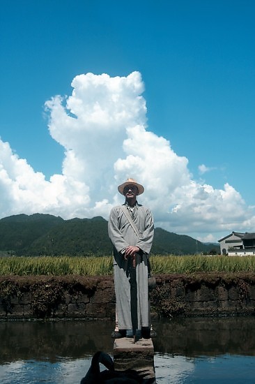 《武俠》金城武穿著的菸灰色古董長衫馬褂