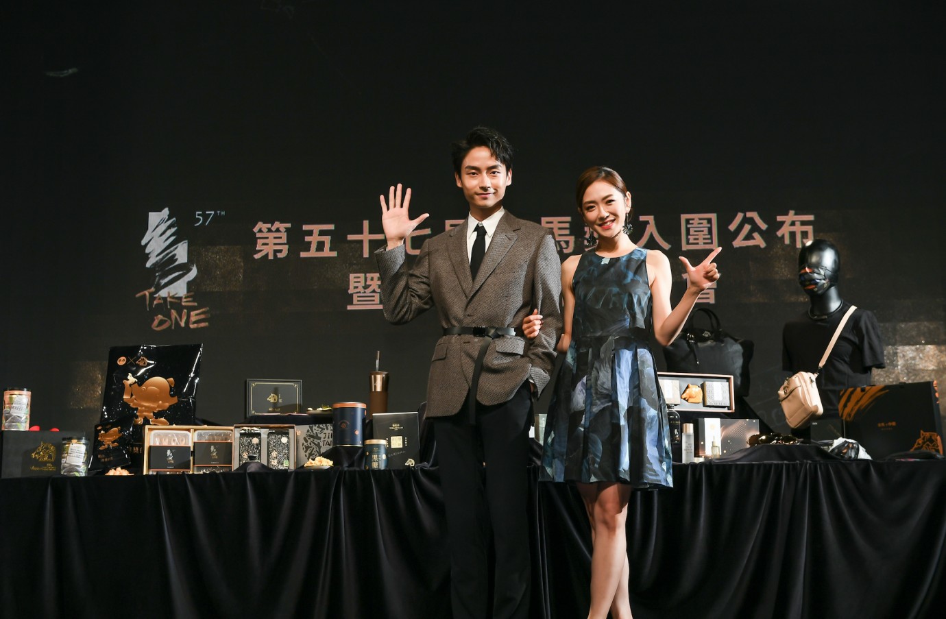 第57屆金馬獎頒獎典禮星光大道主持人楊千霈（右）、林鶴軒（左）