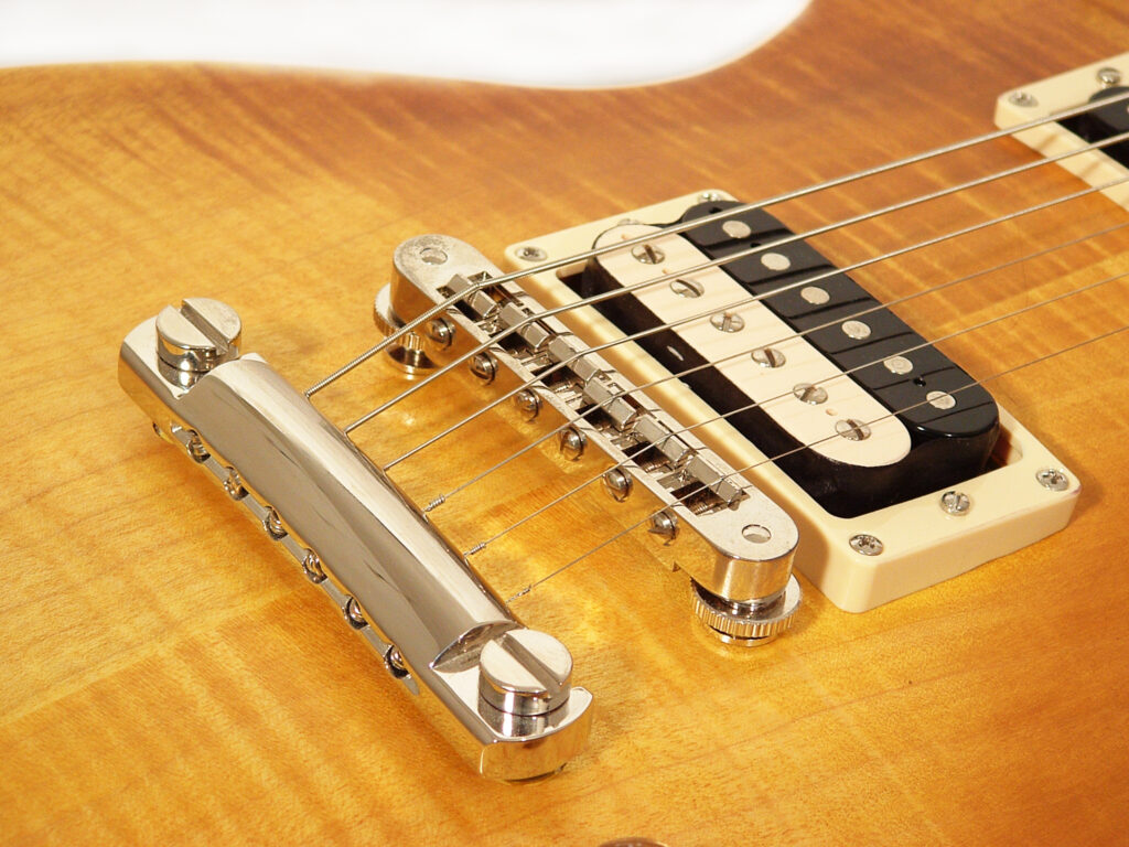 Typisch Les Paul: Tune-o-matic Bridge und Stop-Tailpiece