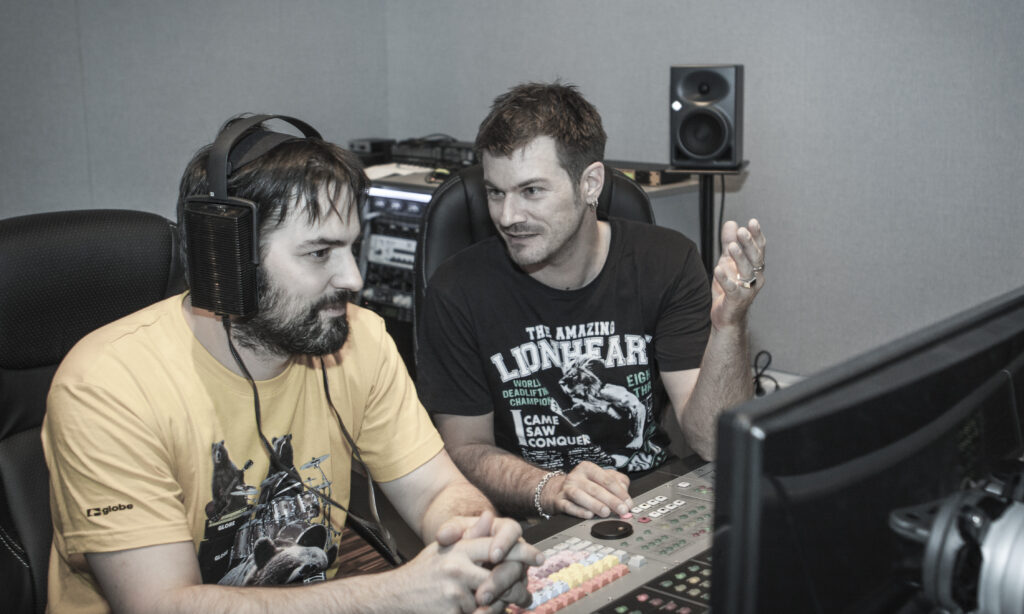 bonedo-Redakteur Nick Mavridis (links) mit einem Stax-Elektrostatenkopfhörer