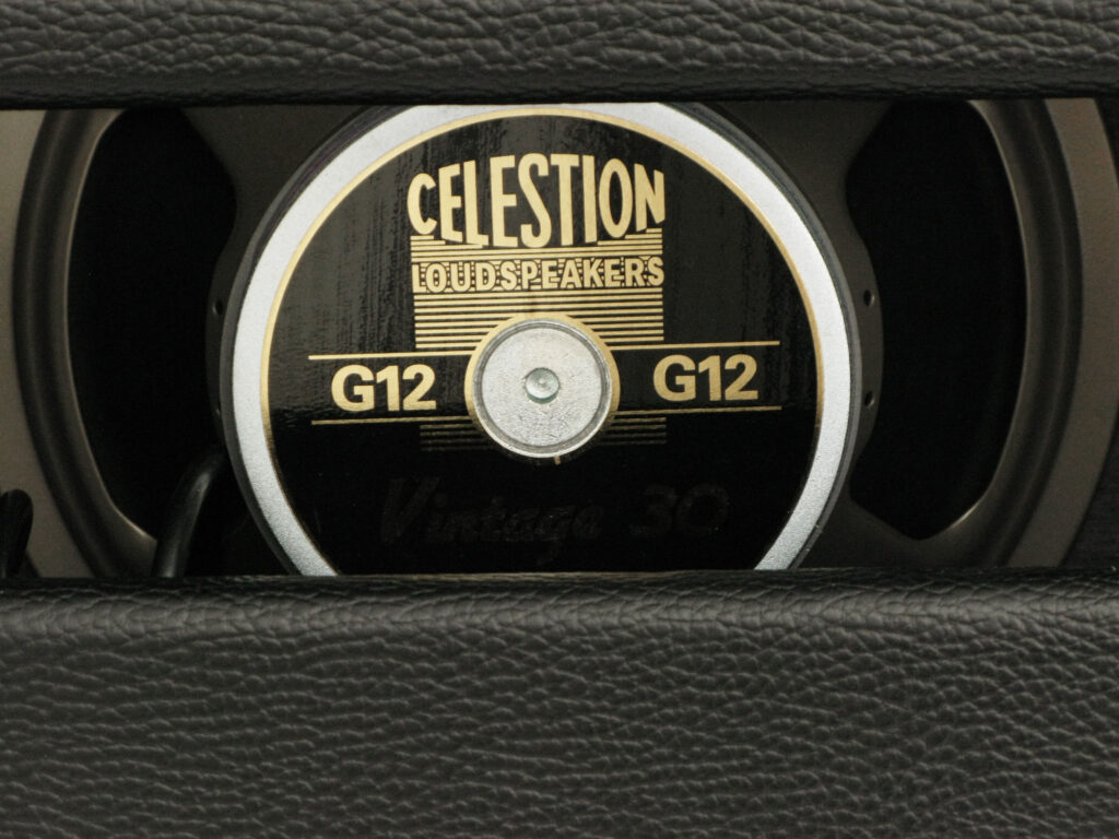 Der 12" Celestion-Speaker setzt die unterschiedlichen Sounds an die Luft.