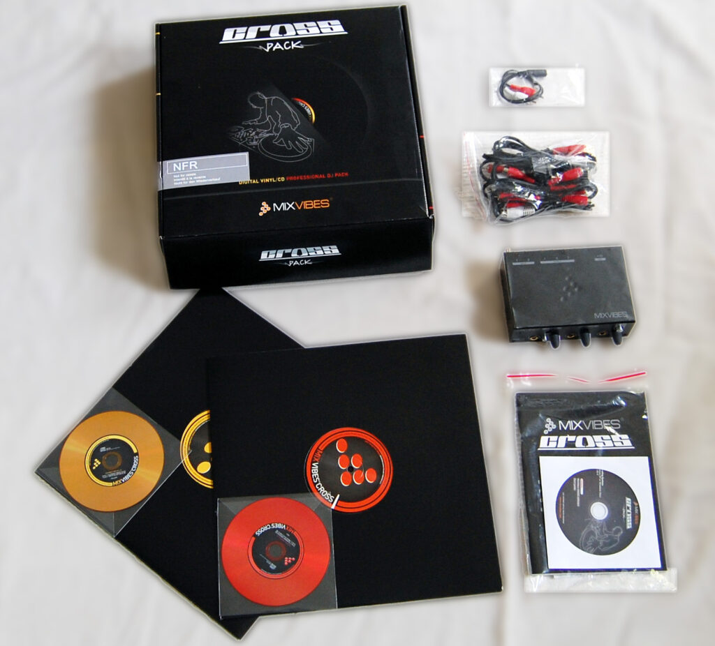 Das ausgepackte Cross-Paket mit Sound-Interface