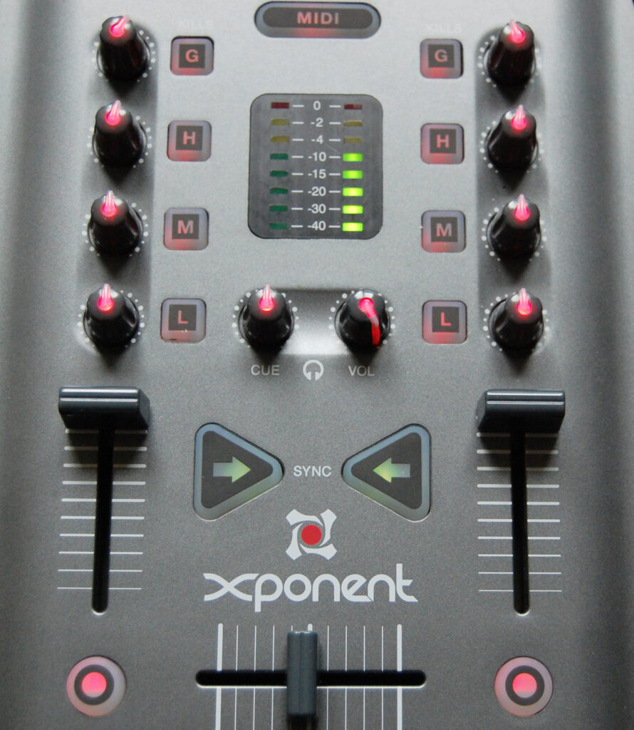 Der interne 2-Kanal-Mixer mit 3-Band-EQ und Killswitches