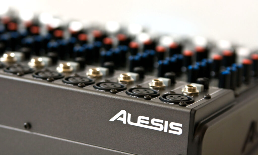 Alesis_Schriftzug_02FIN