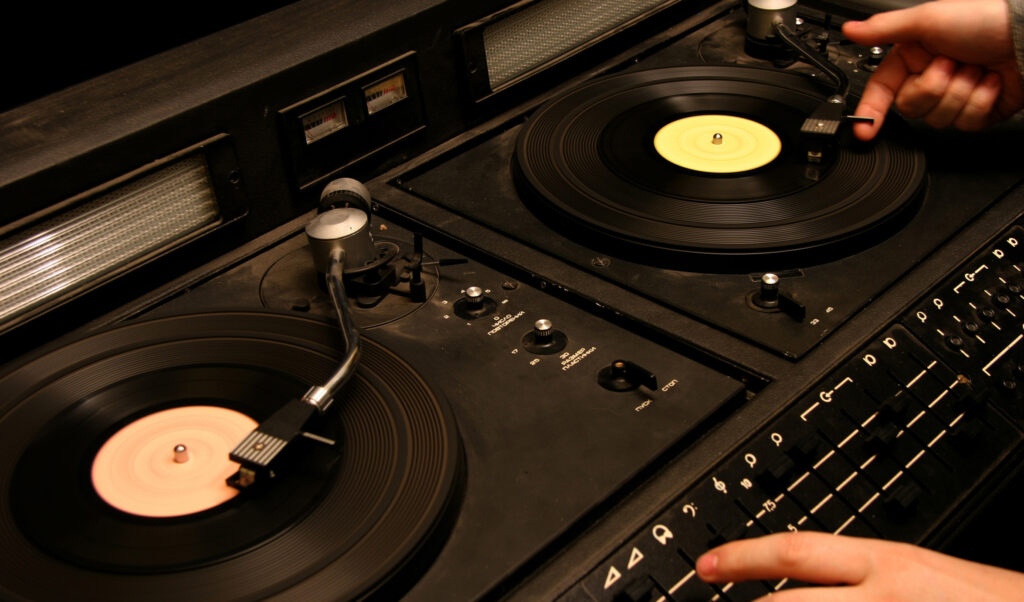 DJ-Kultur, die Geschichte des DJings (Bild: Fotolia, Credits: Petro Teslenko)