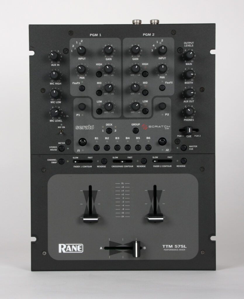 Zum Lieferumfang des Rane TTM57SL gehören neben dem eigentlichen Mischpult zwei Control-Vinyls, zwei Control-CDs und die CD mit der Scratch Live Installations-Software. Ein Netzkabel und ein USB-Kabel liegen ebenso bei wie zwei Manuals, eines davon eine ausführliche Bedienungsanleitung des Mixers und das zweite eine Kurzanleitung der Software.