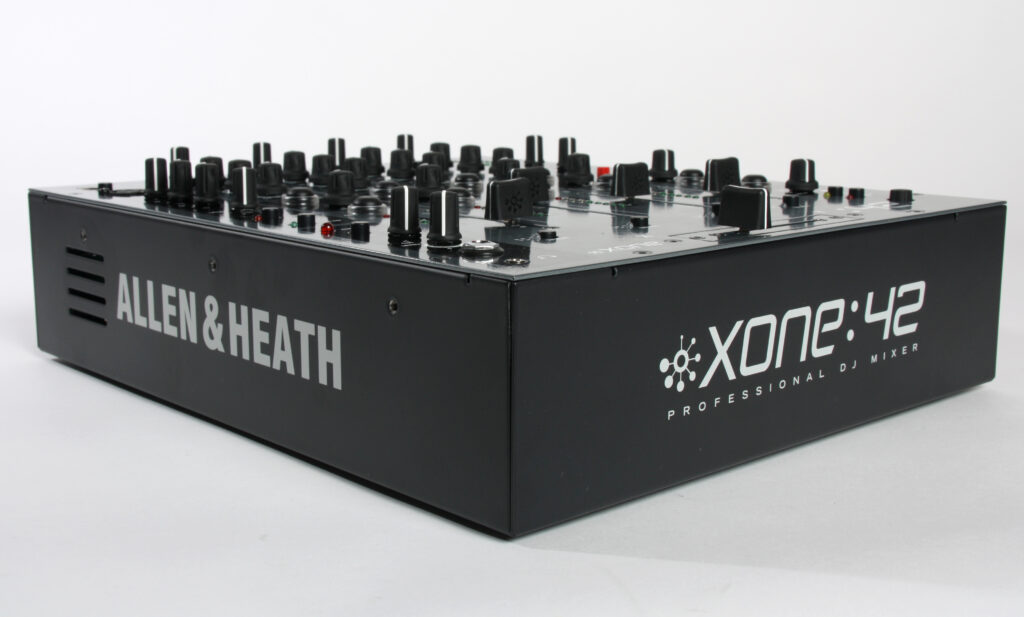 Allen_Heath_Xone42_schraeg_vorn_total