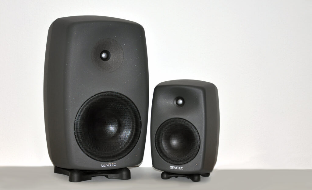 Zum Vergleich rechts im Bild: Genelec 8040