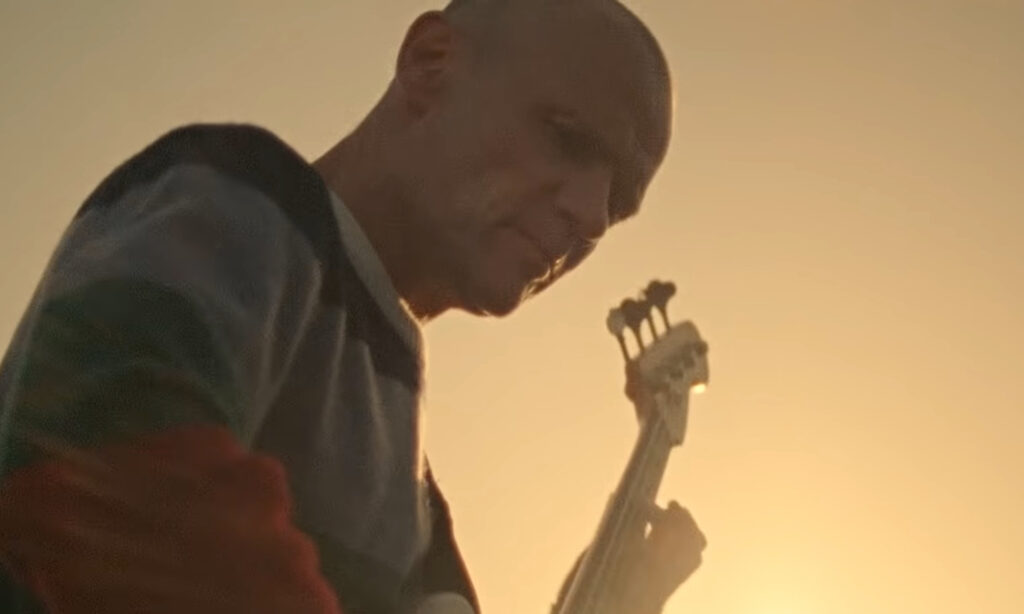 Wenn Flea den Bass bedient, geht musikalisch - und hier sogar wörtlich - die Sonne auf! (Bildquelle: www.youtube.com/watch?v=ZxW5KFZ-9CM)