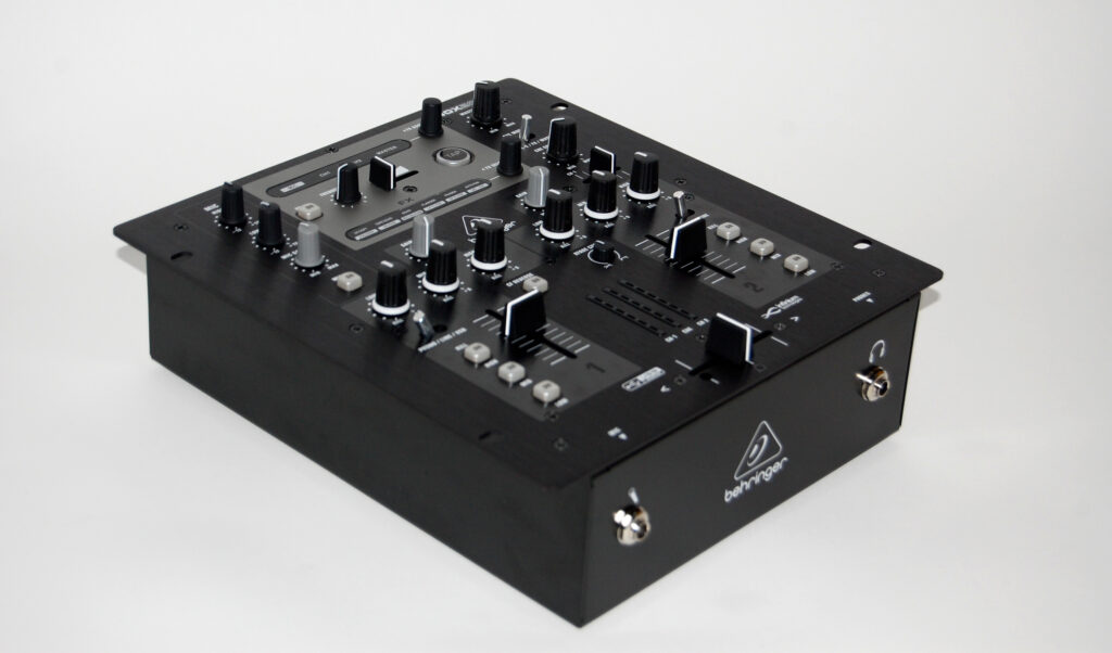 Teaser1_Behringer_Nox_202_26