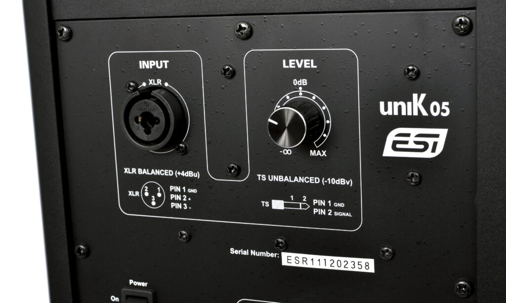 Die Aussparung für eine XLR-Sicherung wäre zumindest vorhanden gewesen.