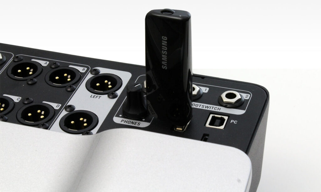 Line6 StageScape M20d: Armiert mit einem WiFi-Stick kann man vom iPad aus in Kontakt mit dem M20d treten. Störend ist allerdings, dass der Stick so raumgreifend ist.