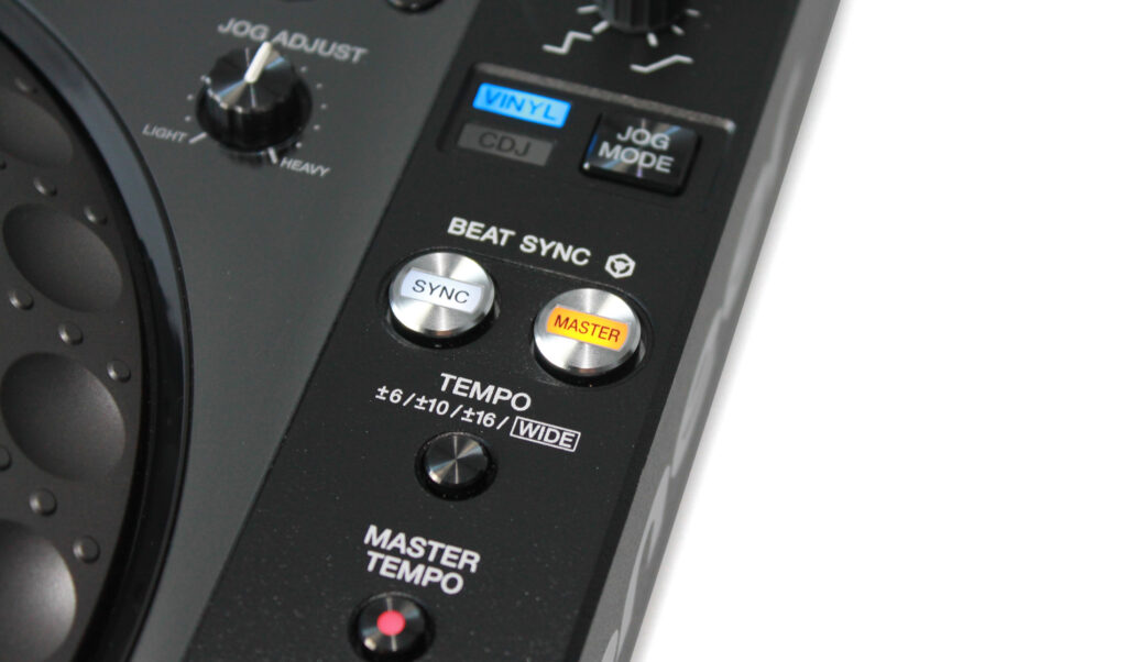 Die CDJ-2000 Nexus Herde folgt dem DJ per Master-Sync im Gleichschritt