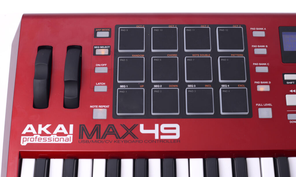 Die Pitch/Mod-Wheels und die Drum-Pads des Akai MAX49.