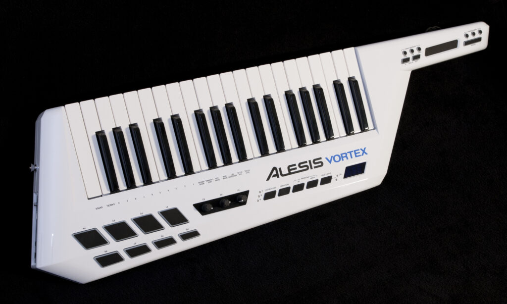 Das Alesis Vortex ist ein Controllerkeyboard zum Umhängen