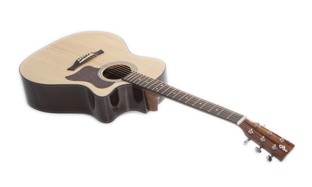 Die CLG-414CE NT wechselt für einen äußerst fairen Kurs den Besitzer. Doch wie klingt die Harley Benton Westerngitarre?