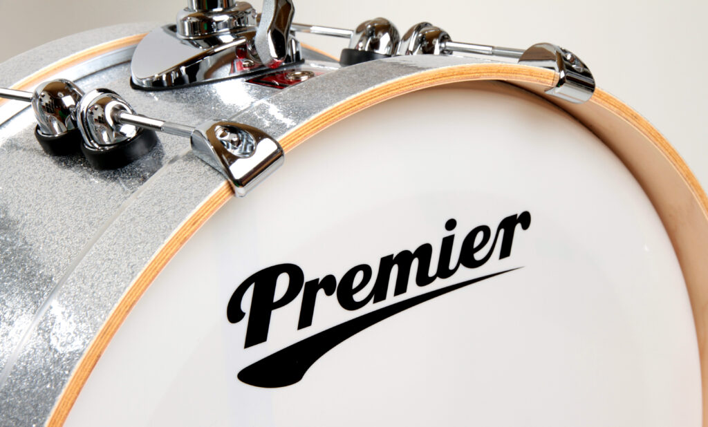 Klassisch: das Logo auf dem Frontfell der kleinen Premier-Bassdrum