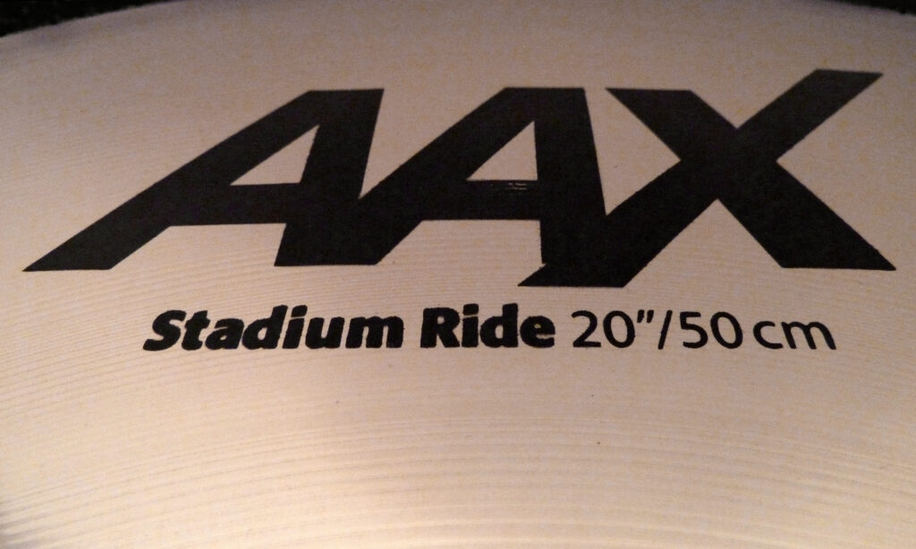 Logo der Sabian AAX-Serie auf dem schweren Becken