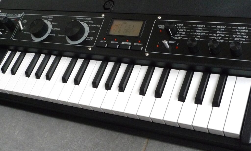 Trotz Tasten in Pianooptik nur bedingt zum Klavierspielen zu gebrauchen: Der microKORG XL+