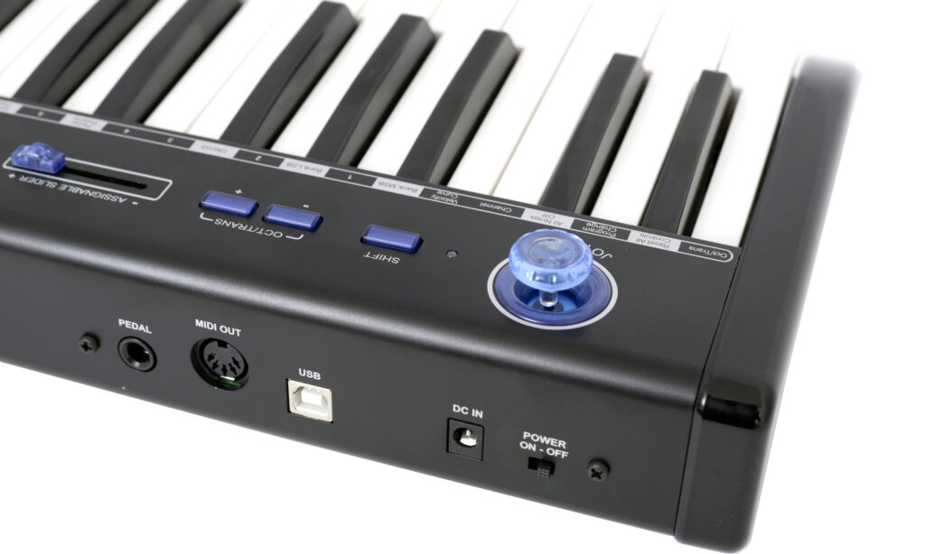 Die Anschlussmöglichkeiten: Pedal-In, MIDI-Out, USB, Netzteil-Anschluss und Power-Schalter.