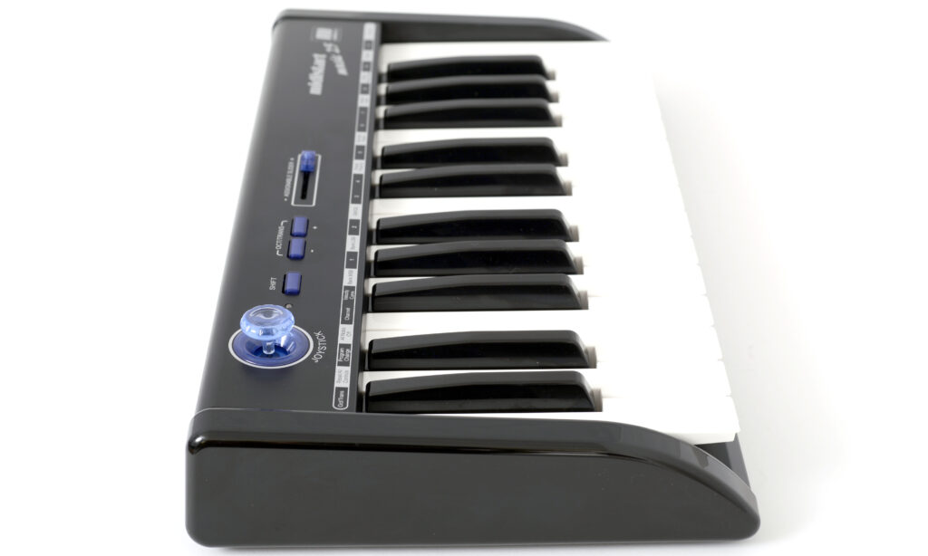 Das Miditech Midistart music 25 USB/MIDI-Masterkeyboard im Seitenprofil.