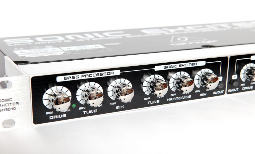 Behringer SX3040: Sound-Aufbereitung mit Bass Processor und Sonic Exciter