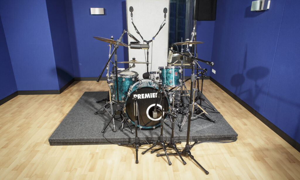 Mit wenig Platzbedarf komplett mit dem Triad-Orbit Advanced Microphone Stand System mikrofoniertes Drumset im Aufnahmeraum 2 des SAE Institutes in Köln