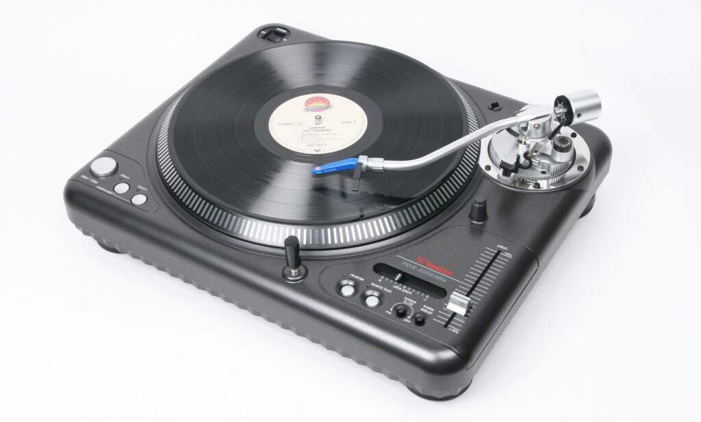 Vestax-PDX-3000MIX: Der Tonarm ist gefedert im Chassis aufgehängt.