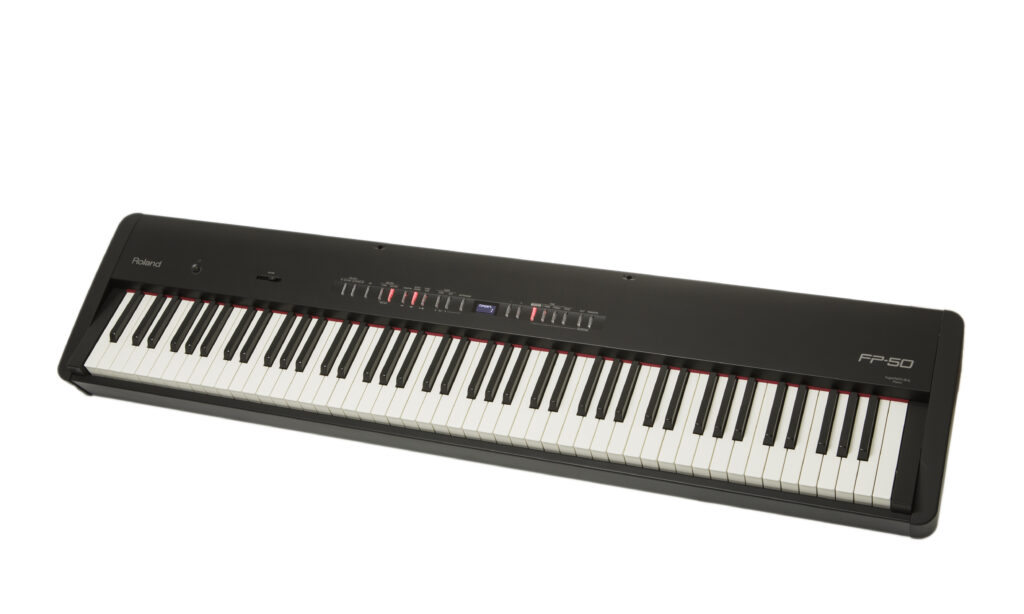 Das Roland FP-50 ist ein solides, transportables Digitalpiano mit Begleitautomatik