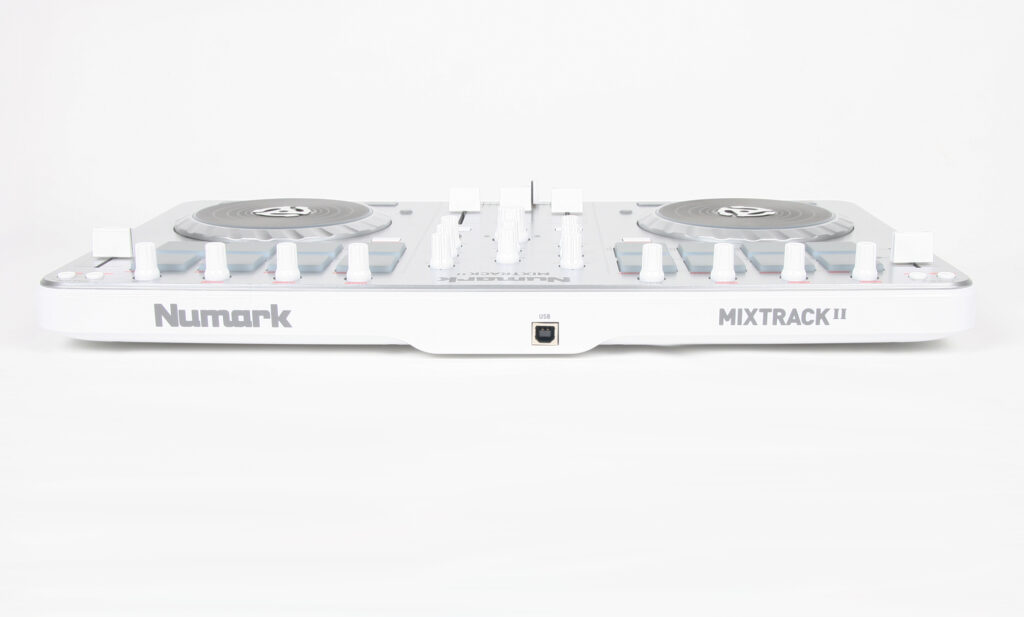 Numark Mixtrack II: USB-Anschluss in der Mitte des Backpanels.