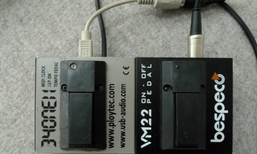 Das MIDI-Sustainpedal (rechts) ist eine Sonderanfertigung. Daneben das Tap-Tempo-Pedal 34oneII von ploytec.