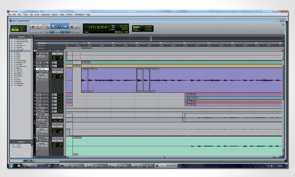 Übersprechungen machen Timing-Bearbeitungen einzelner Spuren bei Liveaufnahmen fast zu einem Ding der Unmöglichkeit. Hier musste ich ein Gitarrenintro reparieren, das zu Stick-Klicks vom Drummer gespielt worden war. Die einzige Möglichkeit war es, alle anderen Spuren zu muten, was das Live-Feeling der Aufnahme empfindlich stört.