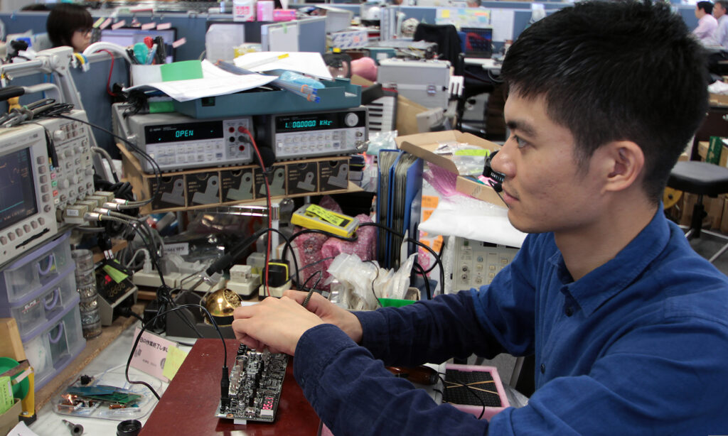 Tatsuya Takahashi bei der Arbeit (Foto: Korg / zur Verfügung gestellt)