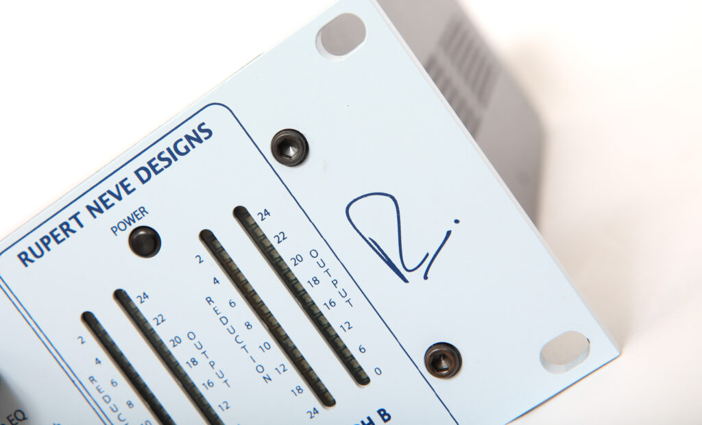 Umfangreiches Metering: LED-Bargraph-Anzeigen für Pegelreduktion und Ausgangspegel