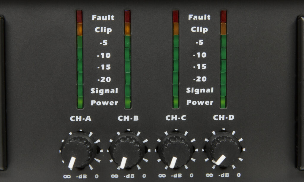 Metering und Gain-Potis der Endstufe.