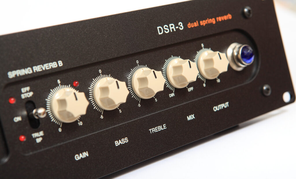 Jeder Kanal des DSR-3 bietet auch einen Zweiband-EQ für das Effektsignal .