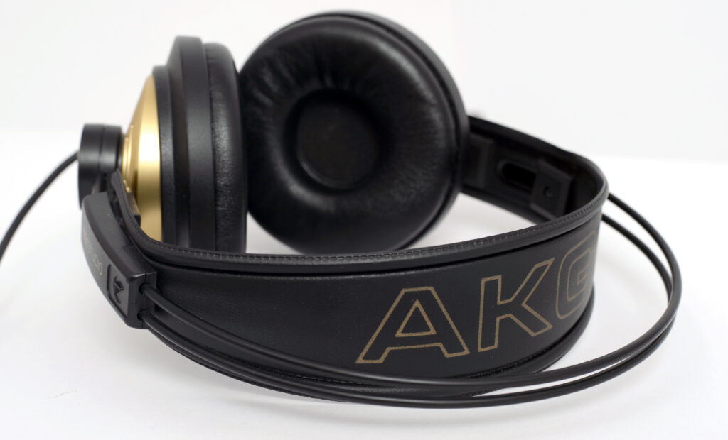 Der Kopfbügel mit AKG-Logodruck.