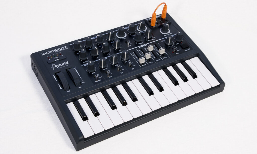 Für knapp 300 Euro ist der Arturia MicroBrute ein echtes Schnäppchen