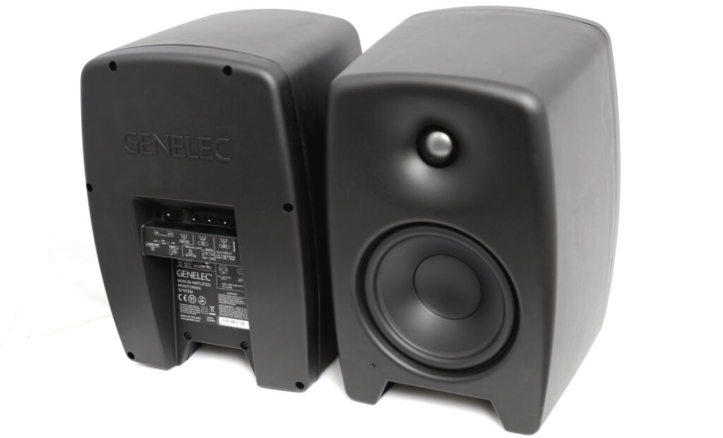 Die Genelec M040 von vorn und von hinten.