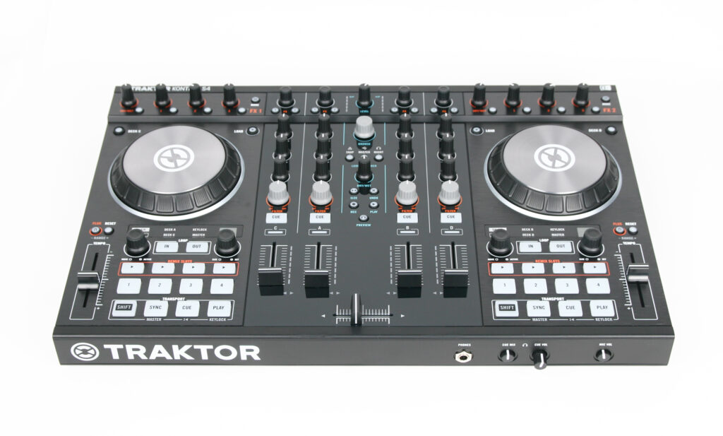 Das neueste Traktor Controller-Schlachtschiff aus dem Hause Native Instruments bringt 3,4 kg auf die Waage.