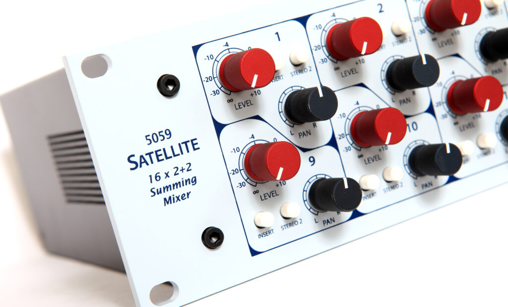 Der 5059 Satellite summiert 16 Eingangskanäle in zwei Stereobusse.