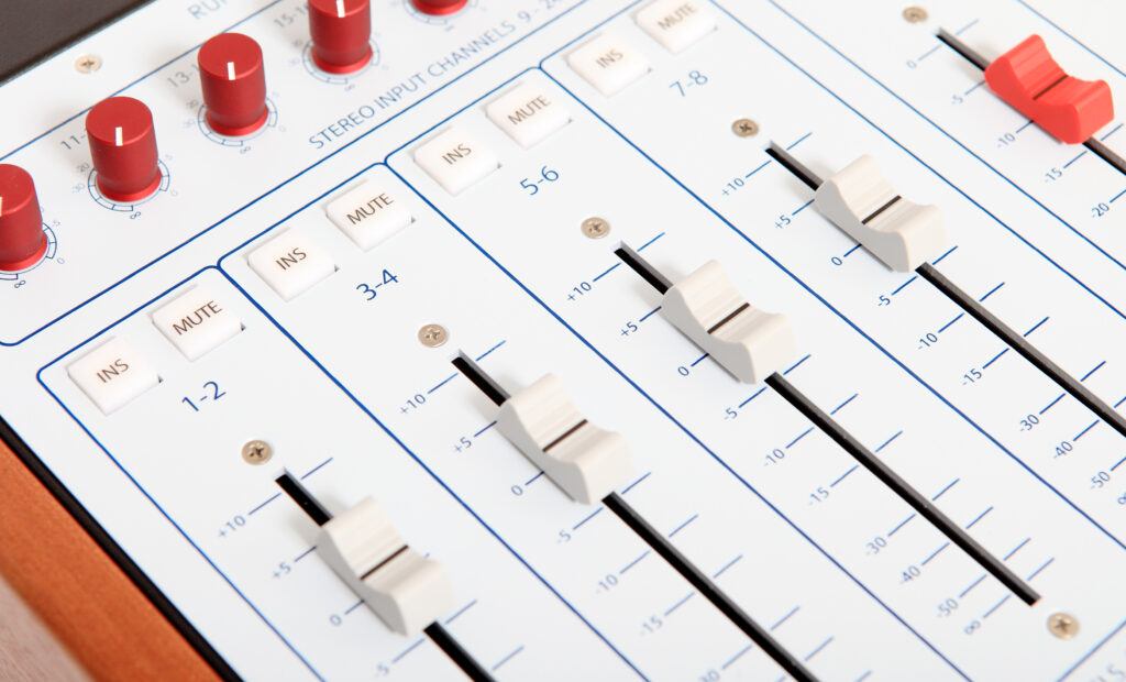 Vier Stereopaare des 5060 bieten mit 100mm-Fadern, Mute- und Insert-Schaltern Konsolenfeeling