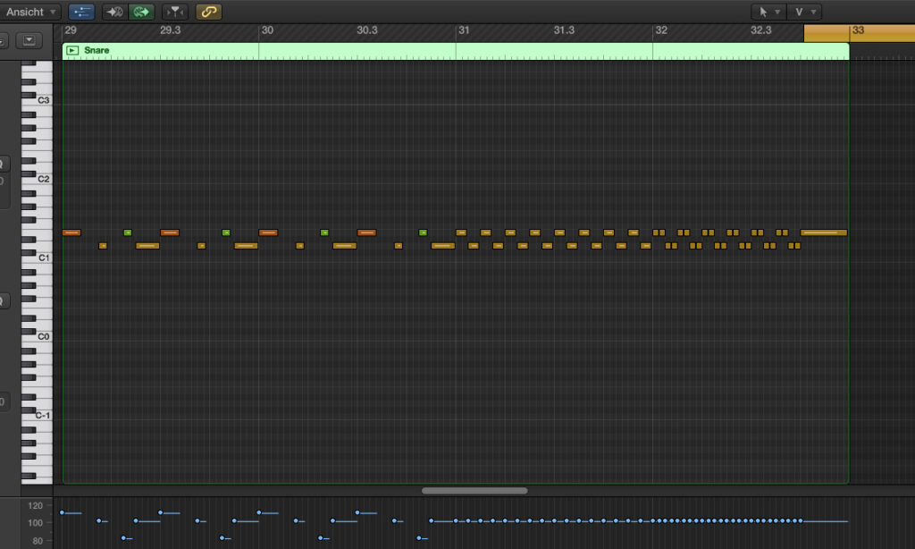 Die Snare spielt einen Groove mit kurzen, abgehackten Noten