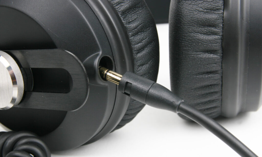 Nocs NS900 Live: Alle Kabel des Kopfhörers verfügen über eine praktische Arretierung.