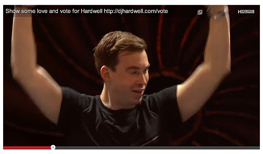 Hardwell ist ein grandioser Entertainer und animiert das Publikum zum Mitmachen, wie hier beim Tomorrowland Festival 2014