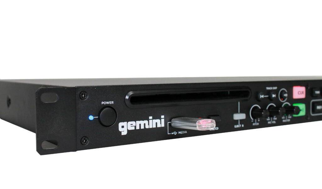 Für den Gemini CDMP-1500 sind auch „große“ USB-Sticks (hier 32 GB) kein Problem.
